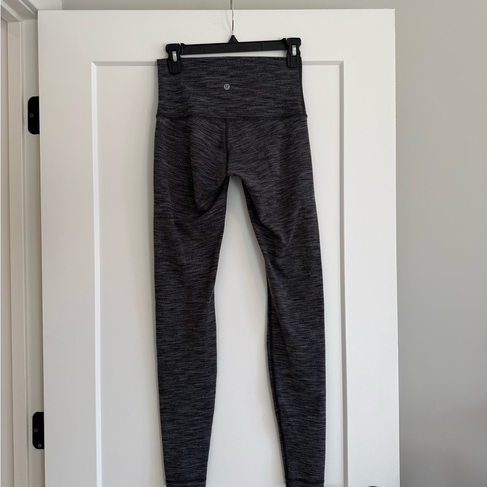 Lululemon Size 6  Black and White Patterned Leggings